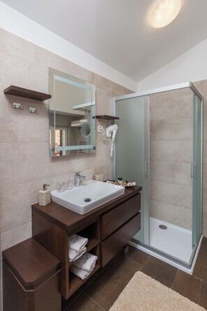 Apartamento (Comfort Duplex Two Bedroom Apartment) | Banheiro | Chuveiro, toalhas de banho