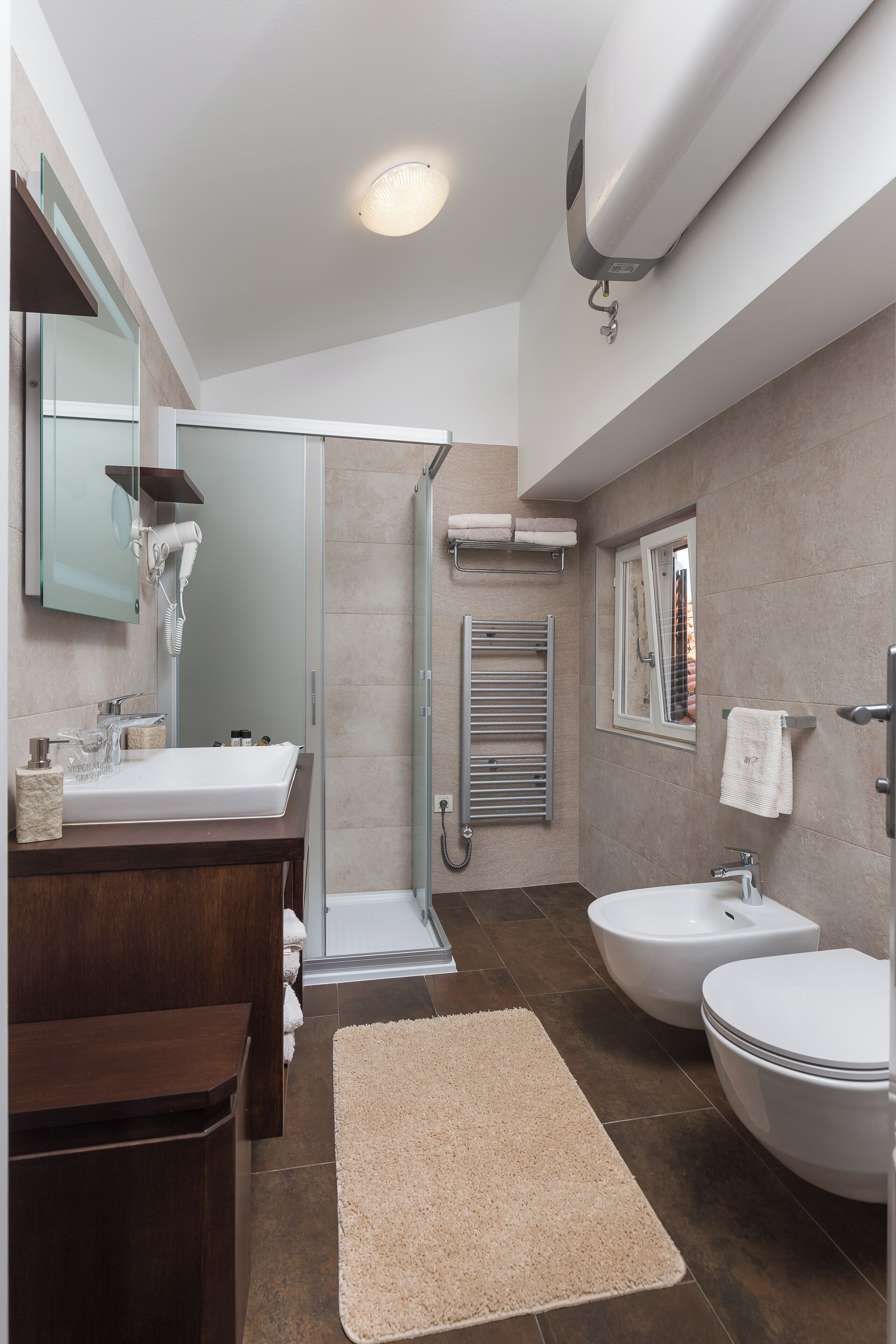 Apartment (Comfort Duplex Two Bedroom Apartment) | Badezimmer | Dusche, Handtücher