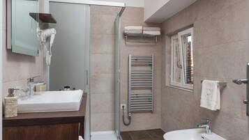 Apartment (Comfort Duplex Two Bedroom Apartment) | Badezimmer | Dusche, Handtücher