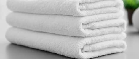 Une pile de serviettes blanches.