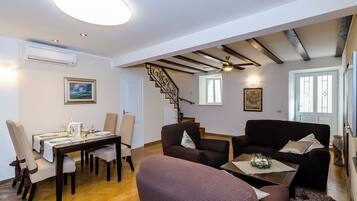 Apartment (Comfort Duplex Two Bedroom Apartment) | Wohnzimmer | 32-Zoll-Flachbildfernseher mit Digitalempfang, Stereoanlage