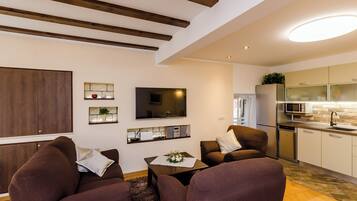 Apartment (Comfort Duplex Two Bedroom Apartment) | Wohnzimmer | 32-Zoll-Flachbildfernseher mit Digitalempfang, Stereoanlage