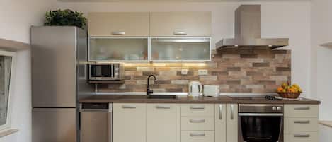 Apartment (Comfort Duplex Two Bedroom Apartment) | Private kitchen | Fridge