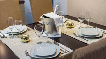 Apartment (Comfort Duplex Two Bedroom Apartment) | Esszimmer