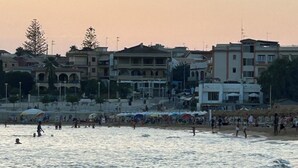 Une zone côtière avec des bâtiments, une plage et des vagues.