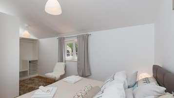Apartment (Three Bedroom Apartment with Balcony) | 3 bedrooms, free WiFi