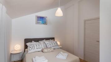 Apartment (Three Bedroom Apartment with Balcony) | 3 bedrooms, free WiFi