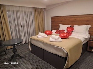 Elite Room | In-room safe, desk, laptop workspace, blackout drapes