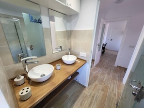 Shower, hair dryer, towels