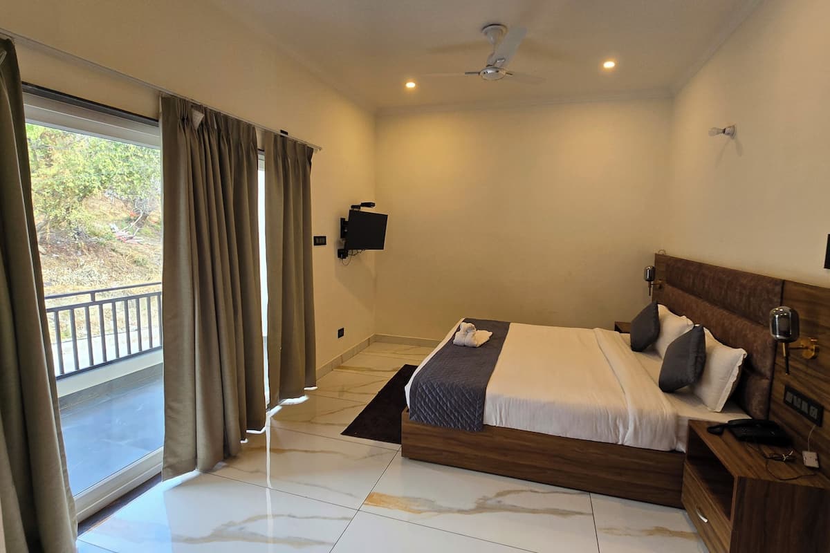 Kamar Deluks, balkon, pemandangan bukit | Meja kerja, ruang kerja ramah laptop, dan Wi-Fi gratis