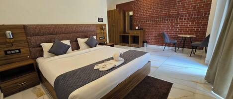 Escritorio, espacio para trabajar con laptop y wifi gratis