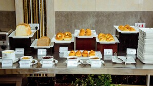 Un bufé con diferentes productos de panadería y untables.