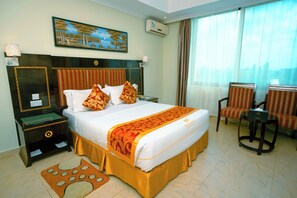 Cofres nos quartos, escrivaninha, espaço de trabalho para notebook