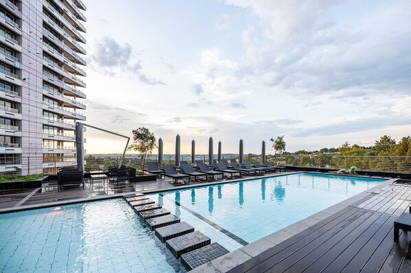 Apartment | Pool - Luxury Apartment Sandton / no Loadshedding / Dstv (Johannesburg)