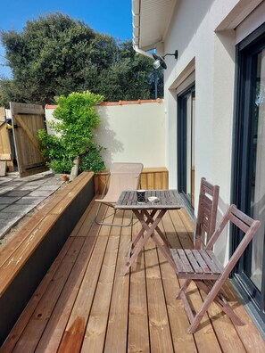 Outdoor dining - Villa les Mimosas Entièrement Rénovée Plage sud Située à 30 Mètres de la Dune (Lacanau)