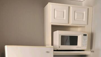 Geladeira, micro-ondas, cafeteira/chaleira, torradeira