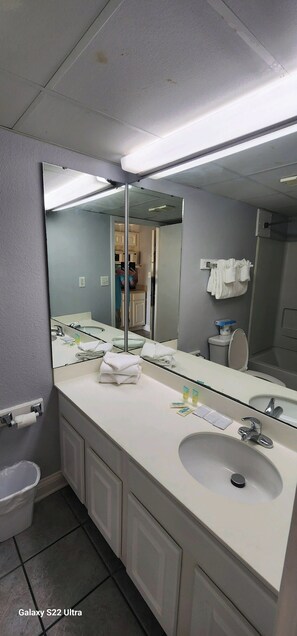 Chuveiro, toalhas de banho