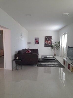 House (Four Bedroom Holiday Home with Balcon) | Living room