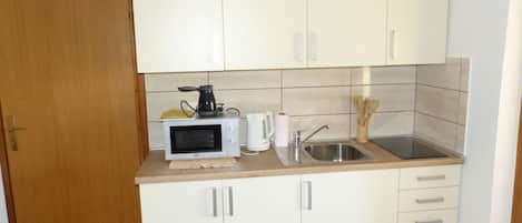 Coffee/tea maker, electric kettle, toaster, freezer