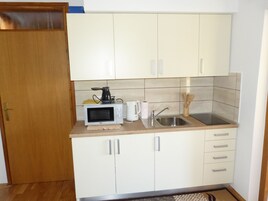 Coffee/tea maker, electric kettle, toaster, freezer