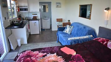 1 bedroom, bed sheets