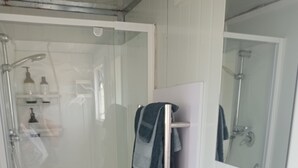 環境にやさしいバスアメニティ、ヘアドライヤー、タオル、石鹸
