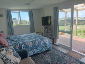 1 bedroom, bed sheets