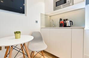 Standard Apartment | Private kitchen | Mini-fridge, microwave, stovetop - Star Street Studios by Concept Apartment (London)
