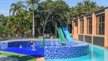 3 piscines extérieures