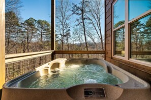 Outdoor spa tub - Luxury Cabin w/ View・Pool・Hot Tub・Games・Fire pit (Gatlinburg)