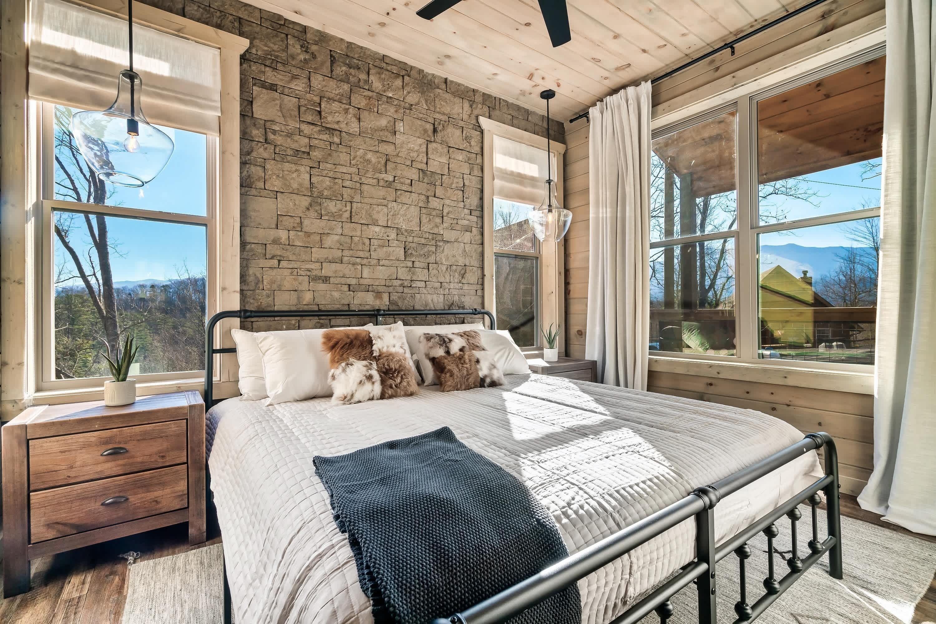 6 habitaciones, escritorio, tabla de planchar con plancha y wifi 