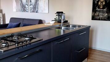 Jääkaappi, uuni, liesi, astianpesukone