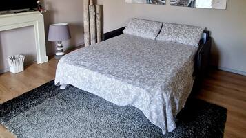 1 makuuhuone, silitysrauta/-lauta, vuodevaatteet