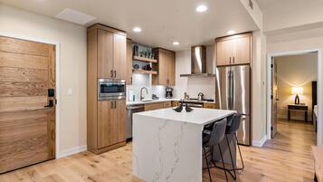 雪櫃、微波爐、焗爐、爐具