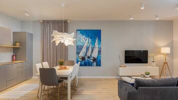 Departamento (Three Bedroom Apartment with Terrace ) | Sala de estar | Televisión de pantalla plana de 32 pulgadas con canales por cable