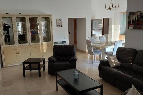 Apartment (Three Bedroom Apartment with Terrace) | Wohnzimmer | 32-Zoll-Flachbildfernseher mit Satellitenempfang
