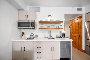 Réfrigérateur, micro-ondes, plaque de cuisson, lave-vaisselle