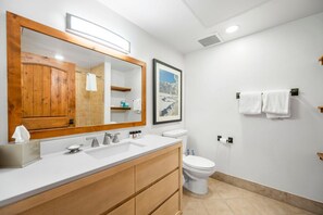 Shower, hair dryer, towels - Captivating Studio  with Balcony (Tamarack)
