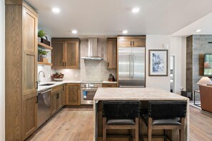 Fridge, microwave, oven, stovetop - Luxurious Condo|Incredible Mountain View (Tamarack)