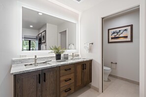 シャワー、ヘアドライヤー、タオル