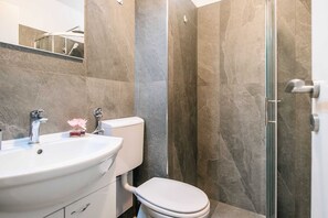 Appartement (Two Bedroom Apartment with City View) | Salle de bain | Douche, serviettes fournies