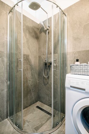 Appartamento (Two Bedroom Apartment with City View) | Bagno | Doccia, asciugamani