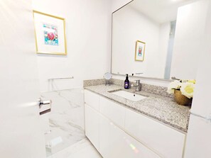 Shower, hair dryer, bidet, towels