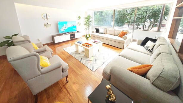 Un salon moderne comprenant un canapé, une table basse et un téléviseur.
