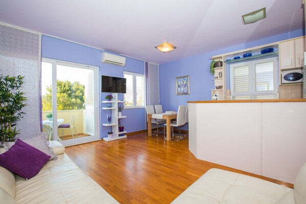 Apartment (Two Bedroom Apartment with Balcony an) | Living room