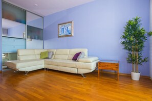 Apartamento (Two Bedroom Apartment with Balcony an) | Sala de estar | TV de tela plana 32 polegadas com canais digitais