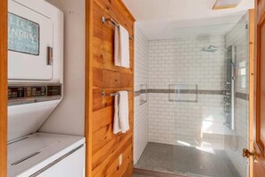 Shower, hair dryer, towels, shampoo - Red Cedar Haven Lakefront Dock  Kayaks (Sidney)