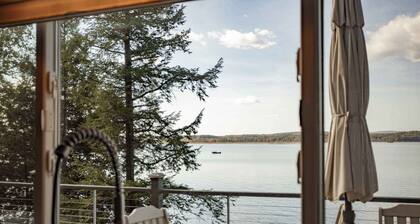 Red Cedar Haven Lakefront Dock Kayaks