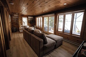 TV, offices - Red Cedar Haven Lakefront Dock  Kayaks (Sidney)