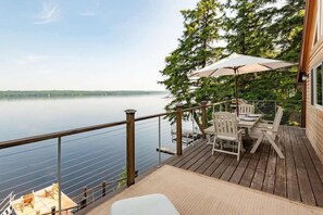 Outdoor dining - Red Cedar Haven Lakefront Dock  Kayaks (Sidney)